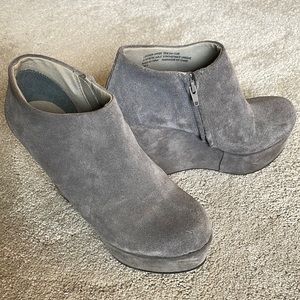 Deena & Ozzy gray wedge boots size 9